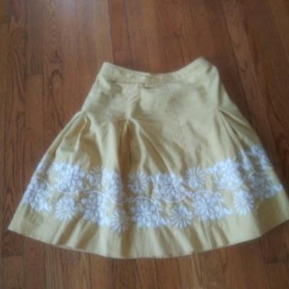 Ann Taylor sz 0   yellow/white skirt w embroidery
